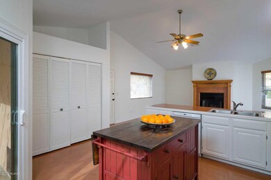 Large Kitchen w/Pantry