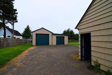 Detached Shop - lots of parking