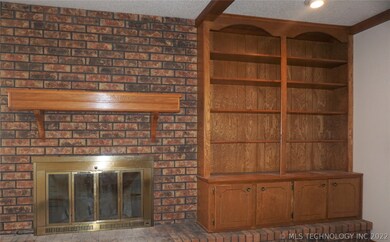 408 Hickory Dr, Henryetta, OK 74437 - photo 4