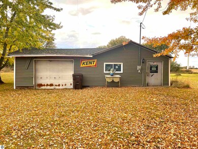 8410 E Pierce Rd, Ithaca, MI 48847 - photo 7