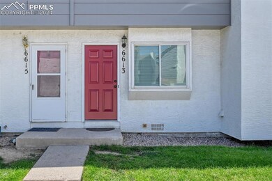 Entrance to property featuring a yard
