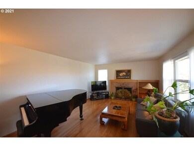 732 E 18th St, the Dalles, OR 97058 - photo 2