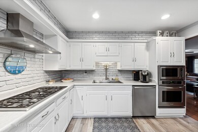 2302 Robin Ln, Rolling Meadows, IL 60008 - photo 4