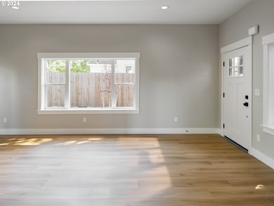 6247 N Olympia St, Portland, OR 97203 - photo 4