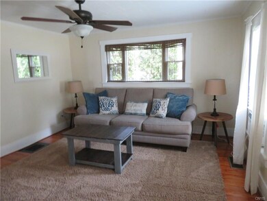 COMFORTABLE LIVING ROOM
