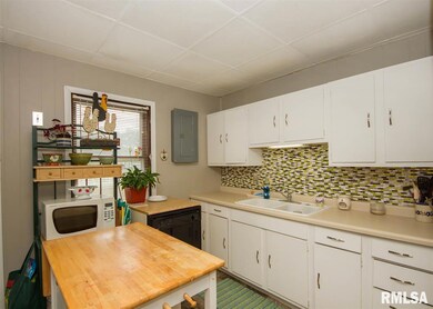 6907 N Hancock Ave, Davenport, IA 52806 - photo 2