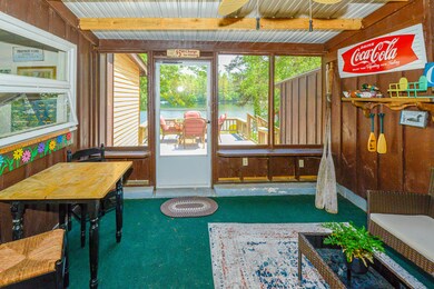 Sunroom-door leads to deck