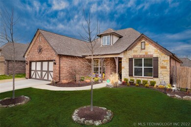 Spacious Floorplan! 2916 sq. ft -2 levels. Master