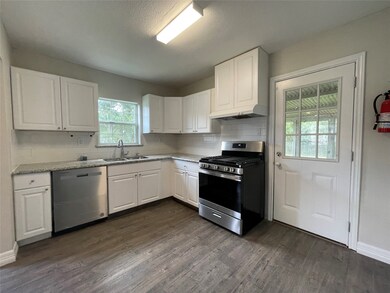 322 E Coombs St, Alvin, TX 77511 - photo 5