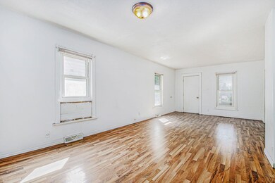 655 N 7th st Livingroom 2