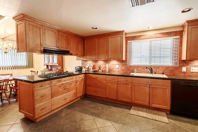 08 Kitchen 2 (Medium)
