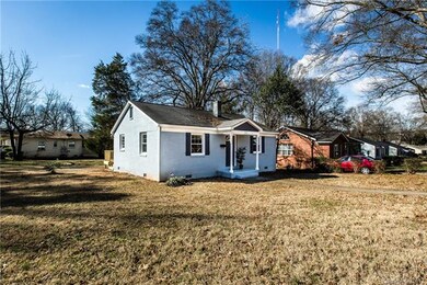 HUGE CORNER LOT.........PLENTY OF ROOM TO EXPAND O