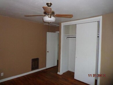 348 N 7th St, Central Point, OR 97502 - photo 5