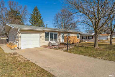 200 Mayfair Dr, Lincoln, IL 62656 - photo 2