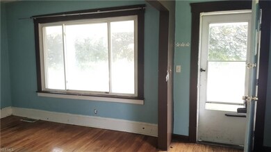 Living room overlooks roomy front porch!