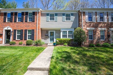 Townhome / multi-family property with a front yard