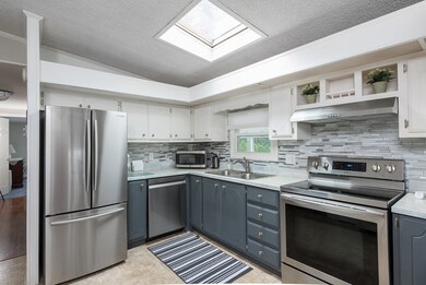 2 Honeysuckle Ln, Rockland, MA 02370 - photo 4