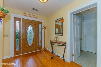 7102 Suzanne Ln, Schenectady, NY 12303 - photo 3