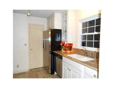 Kitchen. Granite counters, tiled flooring, Stainle