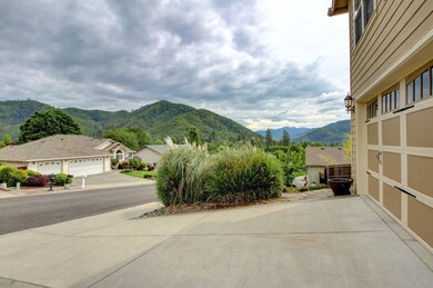 509 Cypress Ave, Rogue River, OR 97537 - photo 2