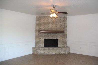 1001 E Adoue St unit BB04, Alvin, TX 77511 - photo 4