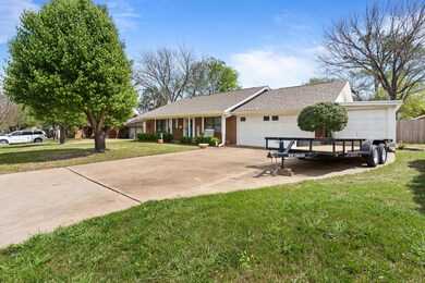 1209 Crestwood Dr, Cleburne, TX 76033 - photo 3