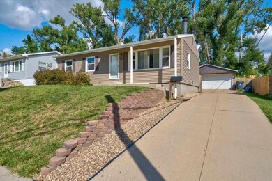 821 Cheyenne Rd NW, Cedar Rapids, IA 52405 - photo 2