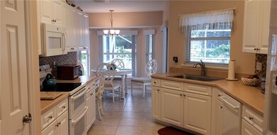 Efficient, Charming kitchen w/ breakfast nook