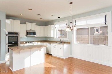 Eat-in Kitchen with island