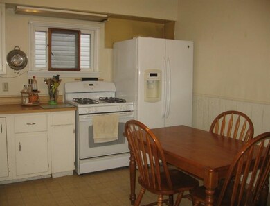 Spacious EIK includes all appliances.