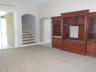 Family room w/built-ins