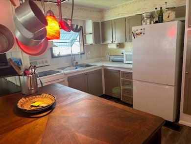 129 Sun Cir, Fort Myers, FL 33905 - photo 5