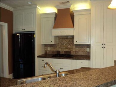 Kitchen w/lots of cabinets