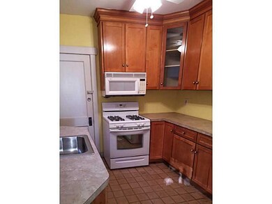 Kitchen. Fully equipped kitchen area w/ceramic til