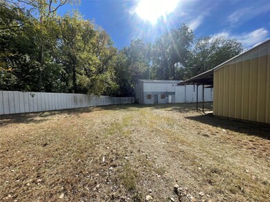 808 W Coffin St, Denison, TX 75020 - photo 2