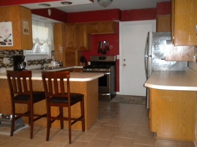 301 Magnolia Dr, Crown Point, IN 46307 - photo 2