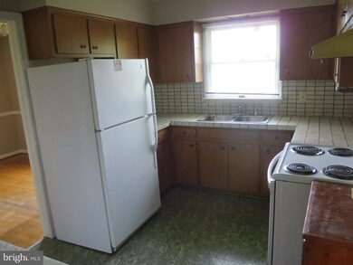 25607 Poland Rd, Chantilly, VA 20152 - photo 2