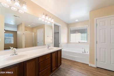 Primary bath w/ dual sinks and tub