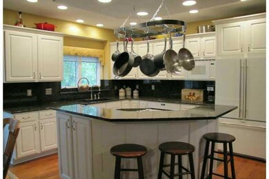 Kitchen. Center isle kitchen with granite countert