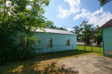 806 S 2nd St, Alvin, TX 77511 - photo 2