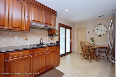 229 Locust Ave, Staten Island, NY 10306 - photo 4