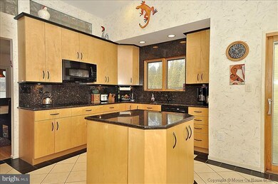 2613 Oakenshield Dr, Potomac, MD 20854 - photo 5