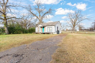 1123 Alvarado St, Cleburne, TX 76031 - photo 4