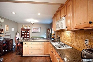 Breakfast bar in Kitchen