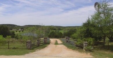 457 Bob Moritz Dr, Fredericksburg, TX 78624 - photo 2