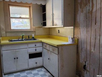 1330 N Ledlie Ave, Springfield, IL 62702 - photo 6