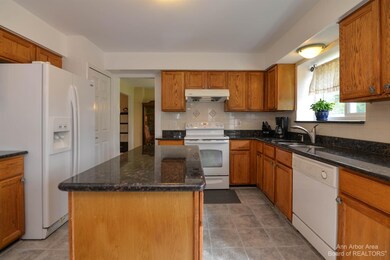 2338 Dahlia Ct unit 21, Ann Arbor, MI 48103 - photo 3