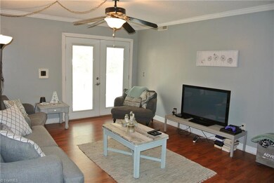 VERY SPACIOUS LIVING ROOM