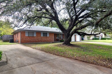 1111 Crestwood Dr, Cleburne, TX 76033 - photo 3