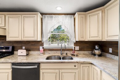 17 Cedar St, Hudson, NH 03051 - photo 4